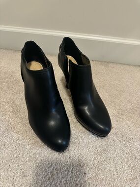 Liz Claiborne Black Pointed Leather Ankle Booties